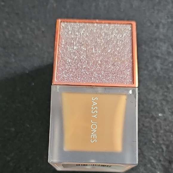 Sassy Jones Other - Sassy Jones Everlasting Liquid Foundation - Umber